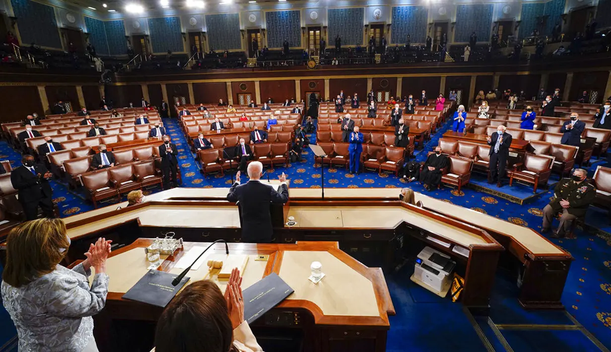 Presiden Joe Biden berpidato didampingi Wakil Presiden Kamala Harris dan Ketua DPR Nancy Pelosi di Kongres, US Capitol, Washington, Amerika Serikat, Rabu (28/4/2021). Joe Biden menyampaikan pencapaiannya dalam 100 hari pertama menjabat. (Melina Mara/The Washington Post via AP, Pool)