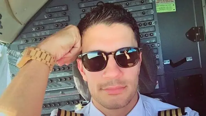 [Bintang] Foto Viral: Ketampanan Pilot Ini Bikin Para Perempuan Nggak Berkedip