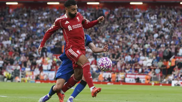 Duel Mohamed Salah dengan Adrien Truffert di laga Liverpool vs Bournemouth di Anfield, Sabtu (16/08/2025) dini hari WIB. (AP Photo/Ian Hodgson).
