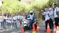 Para pekerja divisi account officer di Surabaya dapat pelatihan safety riding. (Istimewa)