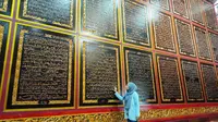 Bayt Alquran Al-Akbar Palembang atau sering dikenal sebagai Alquran raksasa, menjadi salah satu destinasi wisata religi di Kota Palembang Sumsel (Liputan6.com / Nefri Inge)