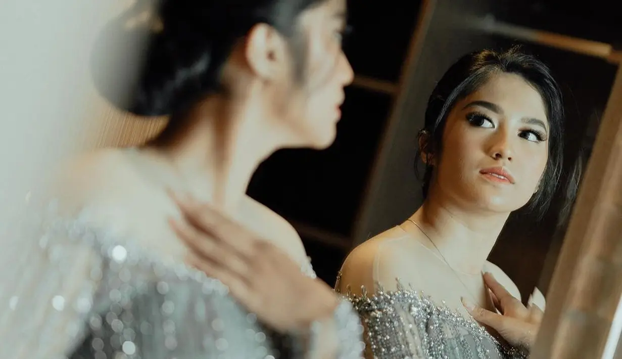 Tak hanya soal kebaya saja yang jadi sorotan, makeup Ochi yang tampak flawless juga curi perhatian. Dirinya tampil dengan makeup minimalis serta tatanan rambut simpel untuk wisuda. (Liputan6.com/IG/@ochi24)