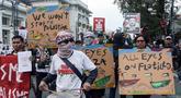 Pengunjuk rasa dari kalangan jurnalis, mahasiswa, dan warga melakukan aksi solidaritas menentang pencegatan kapal-kapal yang berpartisipasi dalam armada Global Sumud Flotilla, sebuah misi bantuan kemanusiaan warga sipil ke Gaza melalui laut, di Bandung, Jawa Barat, pada Selasa 19 Mei 2026. (Timur Matahari/AFP)
