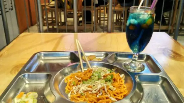 8 Warung Mi Pedas Ini Siap Buat Lidahmu Terbakar