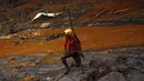 Petugas saat mencoba mencari korban yang hilang akibat bendungan yang dimiliki oleh Vale SA dan BHP Billiton Ltd hancur dan menhantam kawasan Mariana, Brazil, (8/11/2015).  Bendungan tersebut berisi lumpur dan air. (REUTERS/Ricardo Moraes)