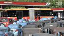 Bajaj, taksi, dan bus Transjakarta antre mengisi BBG di SPBG Pemuda, Jakarta, Kamis (15/11). Minimnya keberadaan SPBG menyebabkan antrean panjang kendaraan yang akan mengisi BBG hingga ke pinggir jalan menimbulkan kemacetan. (Merdeka.com/Iqbal S. Nugroho)