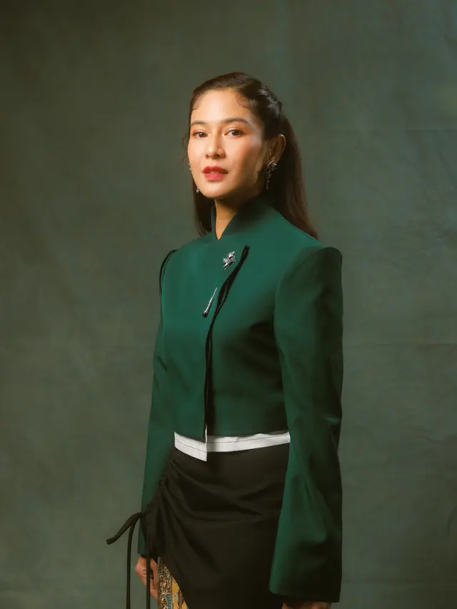 Dian Sastrowardoyo Bawa Kebaya ke Gaya Sehari-hari Lewat Kolaborasi Bersama Wilsen Willim