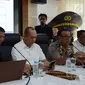 Dir Siber Bareskrim Polri menghadirkan tersangka berinisial BBP saat Rilis berita hoaks 7 kontainer surat suara tercoblos di Mabes Polri, Jakarta, Rabu (9/1). BBP ditangkap di Sragen, Jawa Tengah pada tanggal 7 Januari 2019 lalu. (Merdeka.com/Imam Buhori)