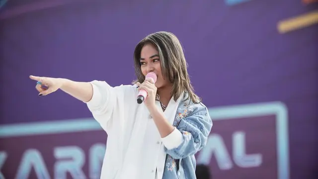 Jadi Sorotan, Ini 7 Potret Regina Poetiray Vokalis Geisha di Atas Panggung