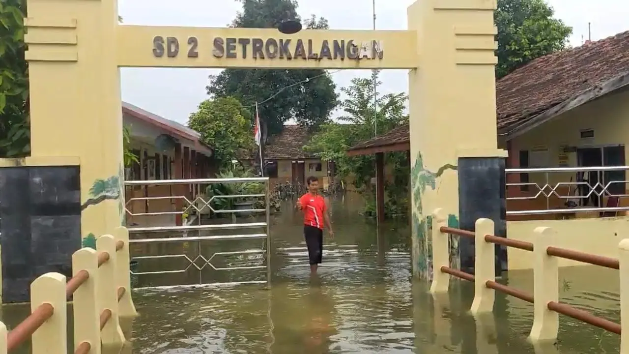 Siswa dua SD di Kudus terpaksa diliburkan dan melakukan pembelajaran secara daring di rumah. (Liputan6.com/Arief Pramono)