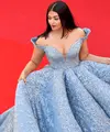 Penampilan memukau ktris Bollywood, Aishwarya Rai saat menghadiri pemutaran film Okja di karpet merah Festival Film Cannes 2017, 19 Mei 2017. Aishwarya berubah menjadi cinderella dan langsung menjadi sorotan banyak mata. (Valery HACHE / AFP)