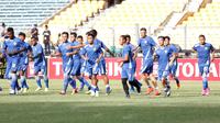 Para Pemain Persib Bandung tengah berlatih jelang laga final Torabika Bhayangkara Cup 2016 di Stadion Gelora Bung Karno, Jakarta, Sabtu (2/4/2016). (Bola.com/Nicklas Hanoatubun)
