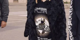Avril Lavigne hadir di Paris Fashion Week 2023 untuk beberapa rumah mode. Sebelum muncul potret dirinya mencium rapper Tyga [@avrillavigne]