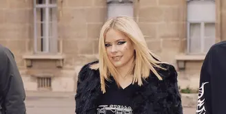 Avril Lavigne hadir di Paris Fashion Week 2023 untuk beberapa rumah mode. Sebelum muncul potret dirinya mencium rapper Tyga [@avrillavigne]