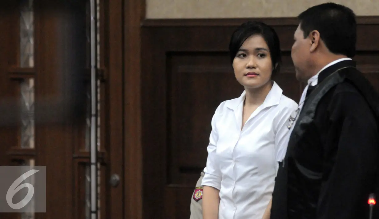Jessica Kumala Wongso berdiskusi dengan penasehat hukumnya ketika menjalani sidang lanjutan di Pengadilan Negeri Jakarta Pusat, Jakarta, Senin(5/9). (Liputan6.com/Helmi Afandi)