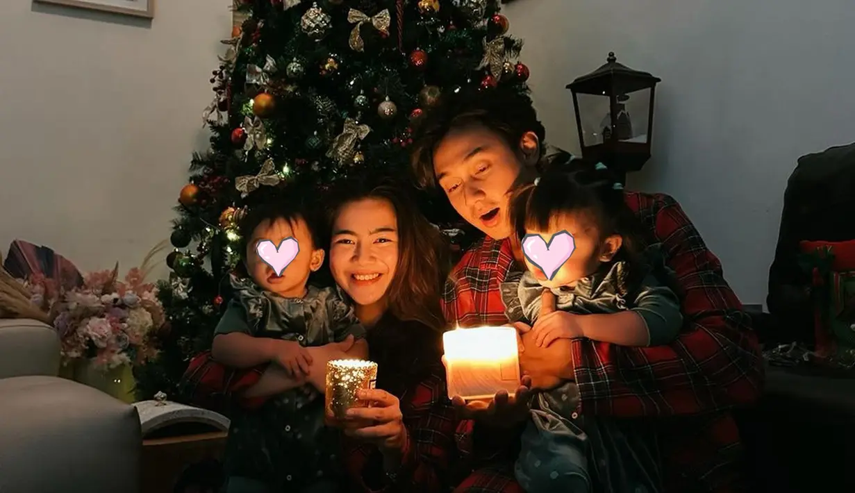 Rayakan Natal bersama dari pacaran hingga menikah, Felicya Angelista dan Caesar Hito makin harmonis. Tahun 2023 menjadi tahun keduanya bagi Baby Zefanya anak kedua Feli dan Hito rayakan Natal. Pasalnya bayi menggemaskan itu lahir pada 20 Desember 2022 dan kini genap 1 tahun. Saat perayaan Natal, Feli dan Hito selaras dengan piyama kotak-kotak merah, sementara buah hatinya juga pakai baju warna abu-abu senada. (Liputan6.com/IG/@felicyangelista_)
