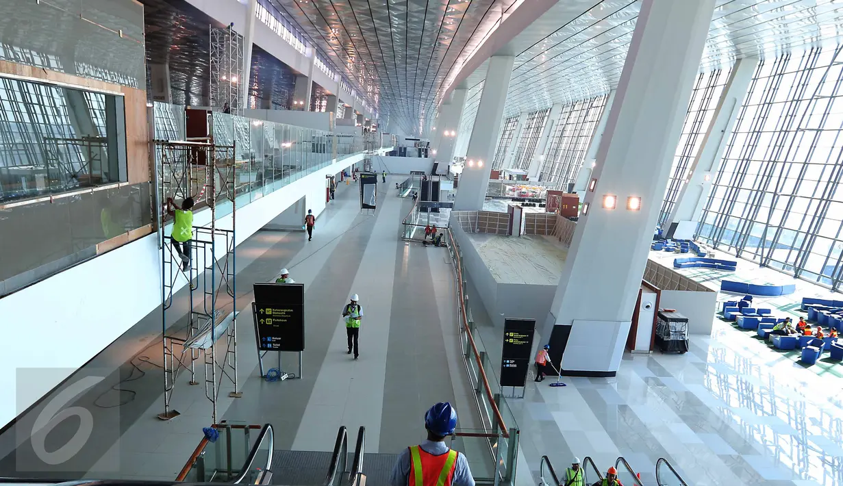 Pekerja mengerjakan proyek Terminal 3 Ultimate Bandara Soekarno-Hatta, Tangerang, (8/6). Pengoperasian terminal ini menunggu commissioning final yang akan dilaksanakan Garuda Indonesia dan perolehan izin operasi dari Kemenhub. (Liputan6.com/Angga Yuniar)