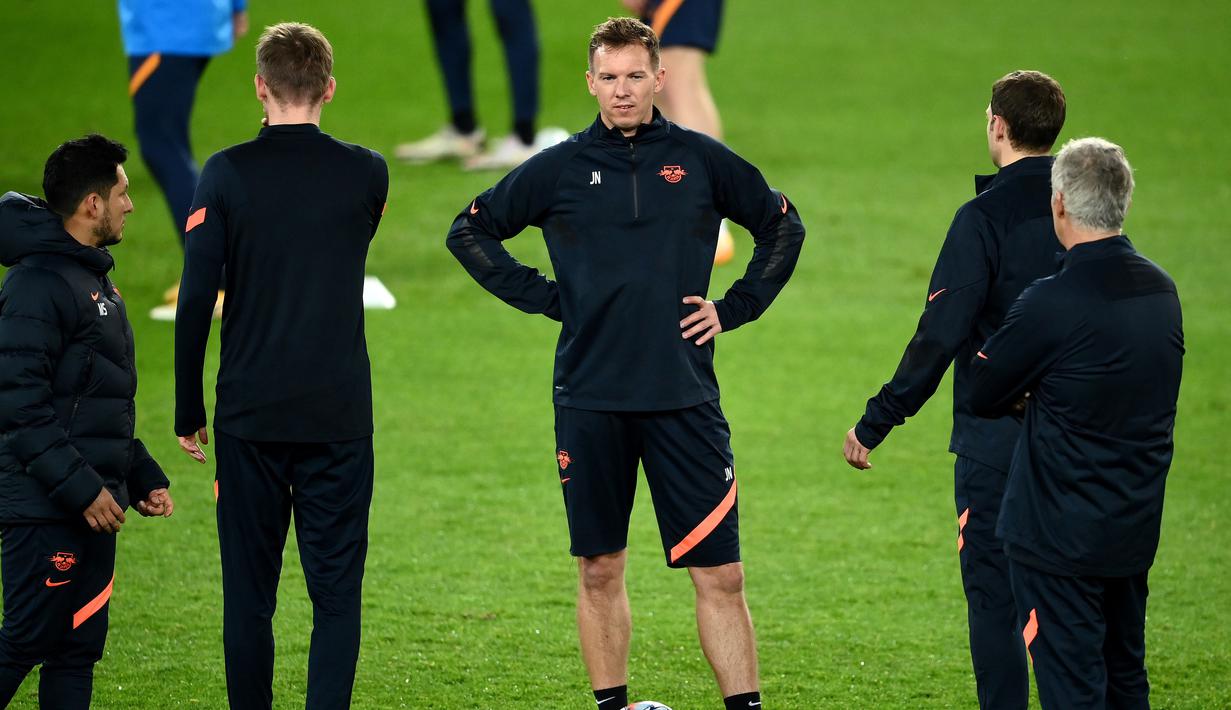 Pelatih RB Leipzig, Julian Nagelsmann, memimpin sesi latihan jelang laga Liga Champions di Stadion Parc des Princes, Paris, Selasa (24/11/2020). RB Leipzig akan berhadapn dengan Paris Saint-Germain. (AFP/Frank Fife)