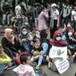 Aksi pencari suaka asal Afghanistan di depan Kantor UNHCR, Kebon Sirih, Jakarta, Senin (15/11/2021). Ratusan pencari suaka asal Afghanistan menuntut segera dipindahkan ke negara ketiga yang terbebas dari konflik perang setelah lebih 10 tahun mengungsi di Indonesia. (merdeka.com/Iqbal S Nugroho)