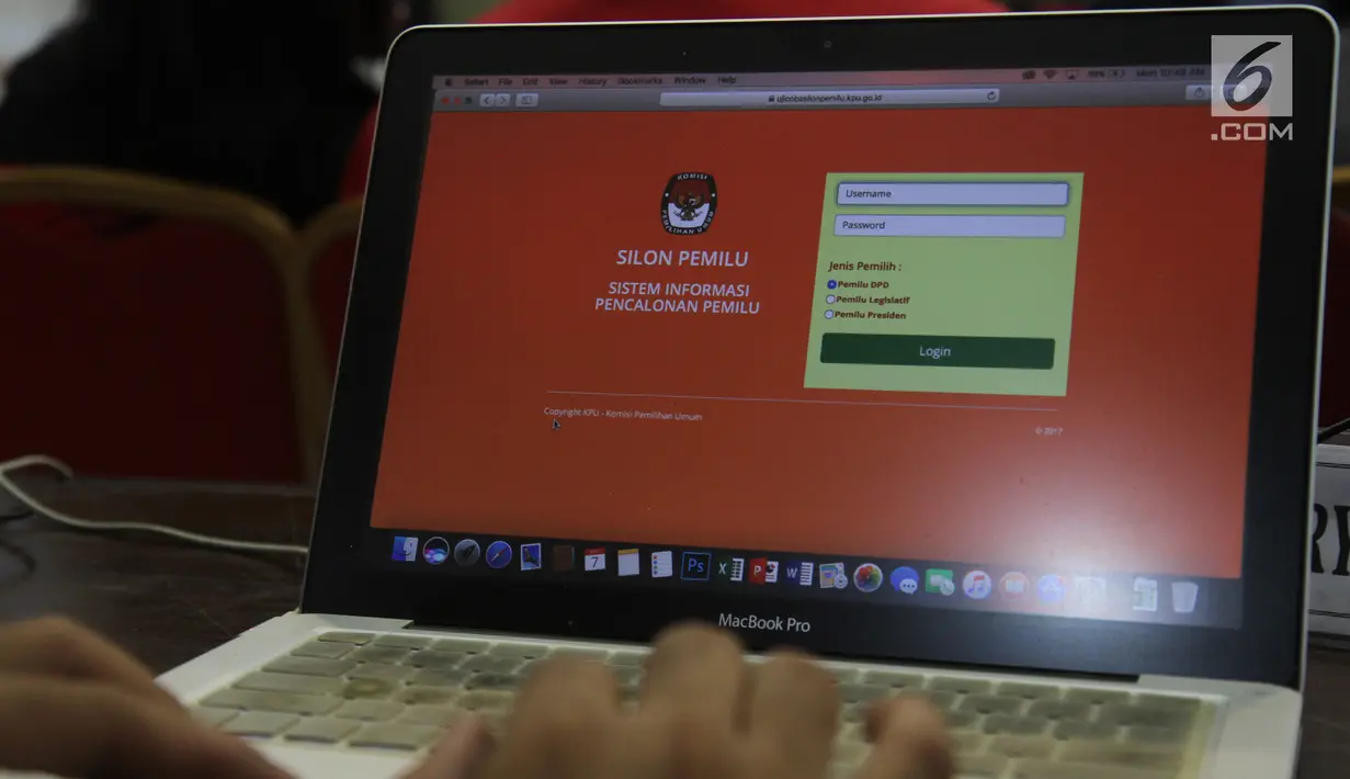 Salah satu peserta mengikuti sosialisasi Sistem Informasi Pencalonan (Silon) di kantor KPU, Jakarta, Senin (7/5). Masyarakat bisa melihat langsung biodata dan rekam jejam peserta pemilu tahun depan di Silon. (Liputan6.com/Angga Yuniar)