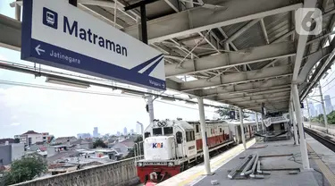 Kereta melintasi Stasiun Matraman yang sedang dalam pembangunan, Jakarta Timur, Kamis (23/12/2021). Balai Teknik Perkeretaapian Wilayah Jakarta Banten (BTPWJB) terus mengebut pembangunan Stasiun Matraman yang ditargetkan dapat beroperasi pada 2022 mendatang. (merdeka.com/Iqbal S. Nugroho)