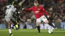 Bek Manchester United, Luke Shaw berusaha melewati pemain Colchester United, Diaz Wright pada pertandingan perempat final Piala Liga Inggris di Old Trafford (18/12/2019). Di semifinal, MU akan bertemu Manchester City. (AP Photo/Jon Super)