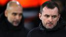 Pelatih kepala Southampton, Nathan Jones saat laga lanjutan Liga Inggris 2022/2023 melawan Manchester City di St Mary's Stadium, Southampton, 11 Januari 2023. Pengganti Ralph Hasenhuttl itu diberhentikan karena hanya mampu membawa timnya memenangi satu pertandingan Liga Premier Inggris sejak ditunjuk melatih The Saint. (AFP/Adrian Dennis)