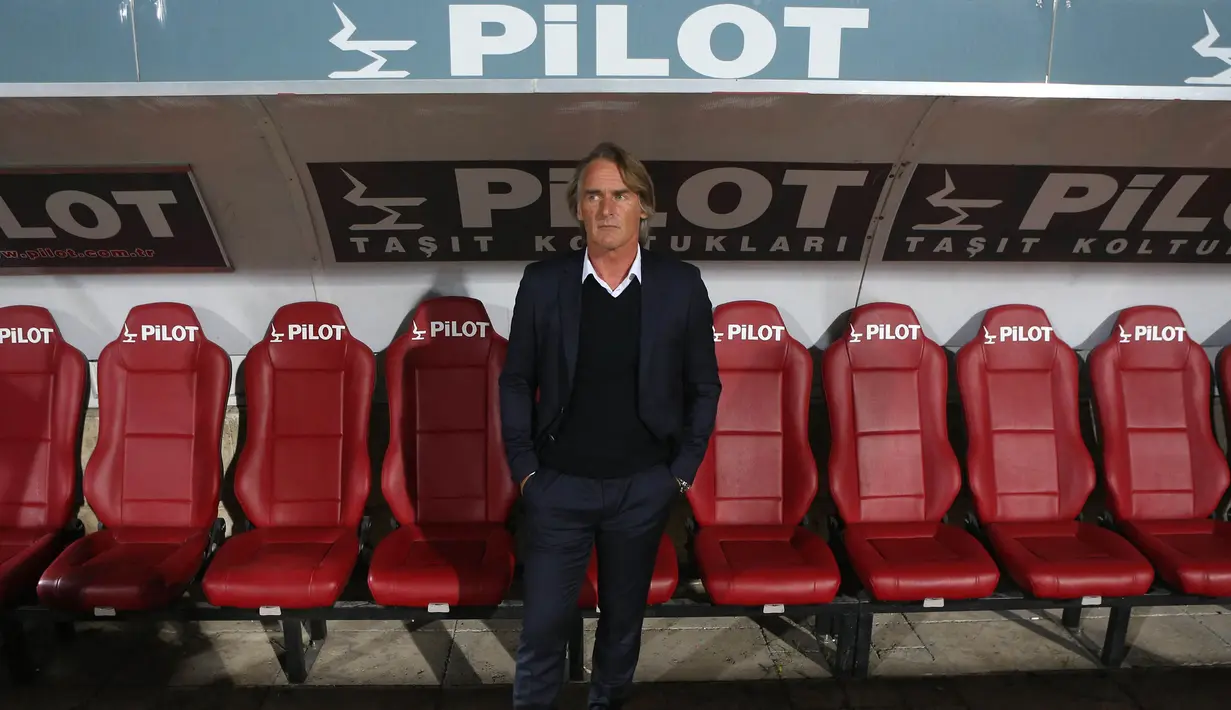 Riekerink mengawali kareir kepelatihan pada tahun 1995 dengan menukangi AFC Ajax junior. Selama lima tahun di sana, ia sukses menghasilkan talenta-talenta muda yang cukup bersinar di Eropa. Maarten Stekelenburg, Steven Piennar, Oleguer, Andy van der Meyde. Wesley Sneijder, dan Nigel de Jong adalah nama-nama yang pernah dibesut oleh Riekerink. (AFP/Adem Altan)