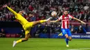 Pemain Liverpool Trent Alexander-Arnold (kiri) berduel memperebutkan bola dengan pemain Atletico Madrid Yannick Carrasco pada pertandingan sepak bola Grup B Liga Champions di Stadion Wanda Metropolitano, Madrid, Spanyol, Selasa (19/10/2021). (AP Photo/Manu Fernandez)