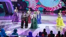 Finalis asal Indonesia berbincang dengan pembawa acara saat akan menjawab pertanyaan yang diajukan dewan juri dalam malam puncak Puteri Muslimah Asia 2018 di Jakarta, Senin (7/5). (Liputan6.com/Faizal Fanani)