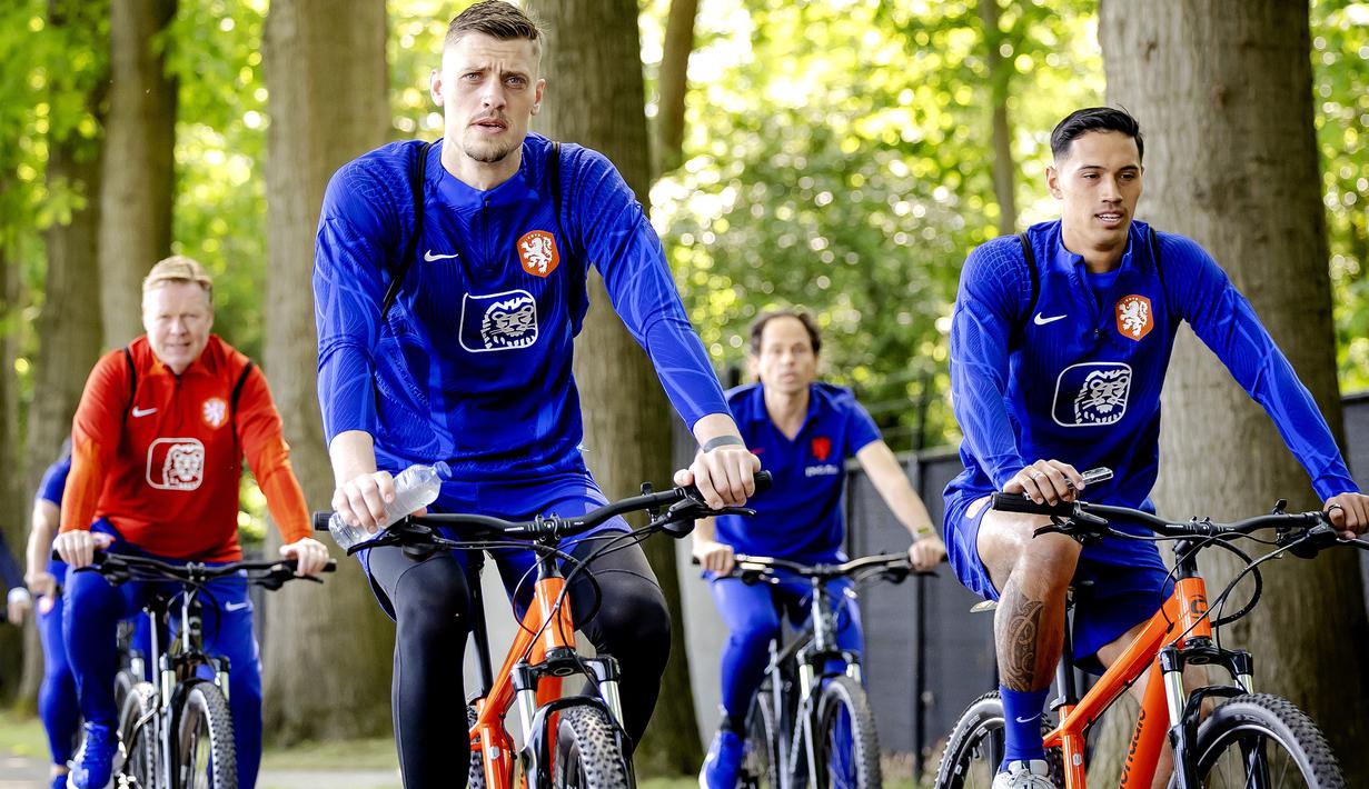 Gelandang Timnas Belanda, Tijjani Reijnders (kanan) bersama skuad Timnas Belanda lainnya mengendarai sepeda menuju tempat sesi latihan di KNVB Campus, Zeist (5/6/2022) sebagai persiapan menghadapi Kroasia pada laga semifinal UEFA Nations League 2022/2023. Bersama Timnas Belanda, Tijjani Reijnders yang kini menginjak usia 24 tahun baru bermain dalam 3 laga di kelompok umur U-20 sejak melakukan debut pada 20 November 2018. (AFP/ANP/Robin van Lonkhuijsen)