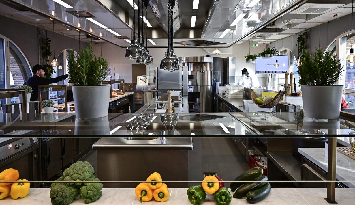 Suasana dapur pada hari pembukaan kantor baru raksasa mesin pencari internet, Google, di Berlin, Selasa (22/1). Google kembali membuka kantor cabang yang baru di ibu kota Jerman tersebut. (Photo by Tobias SCHWARZ / AFP)