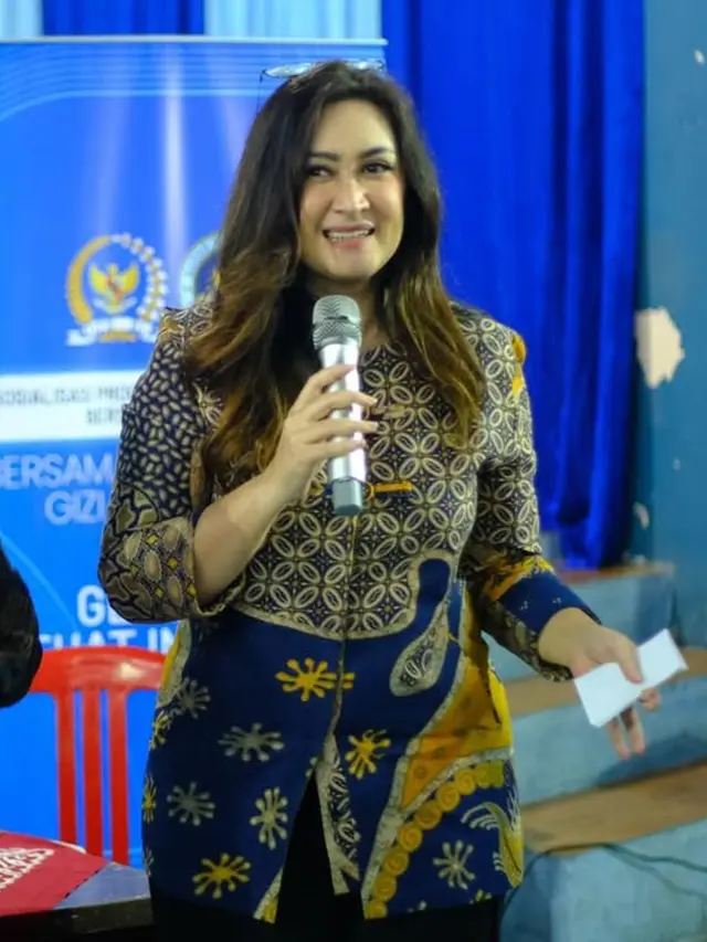 6 Gaya Baju Batik Kantor Wanita Ala Nafa Urbach, Modern dan Elegan