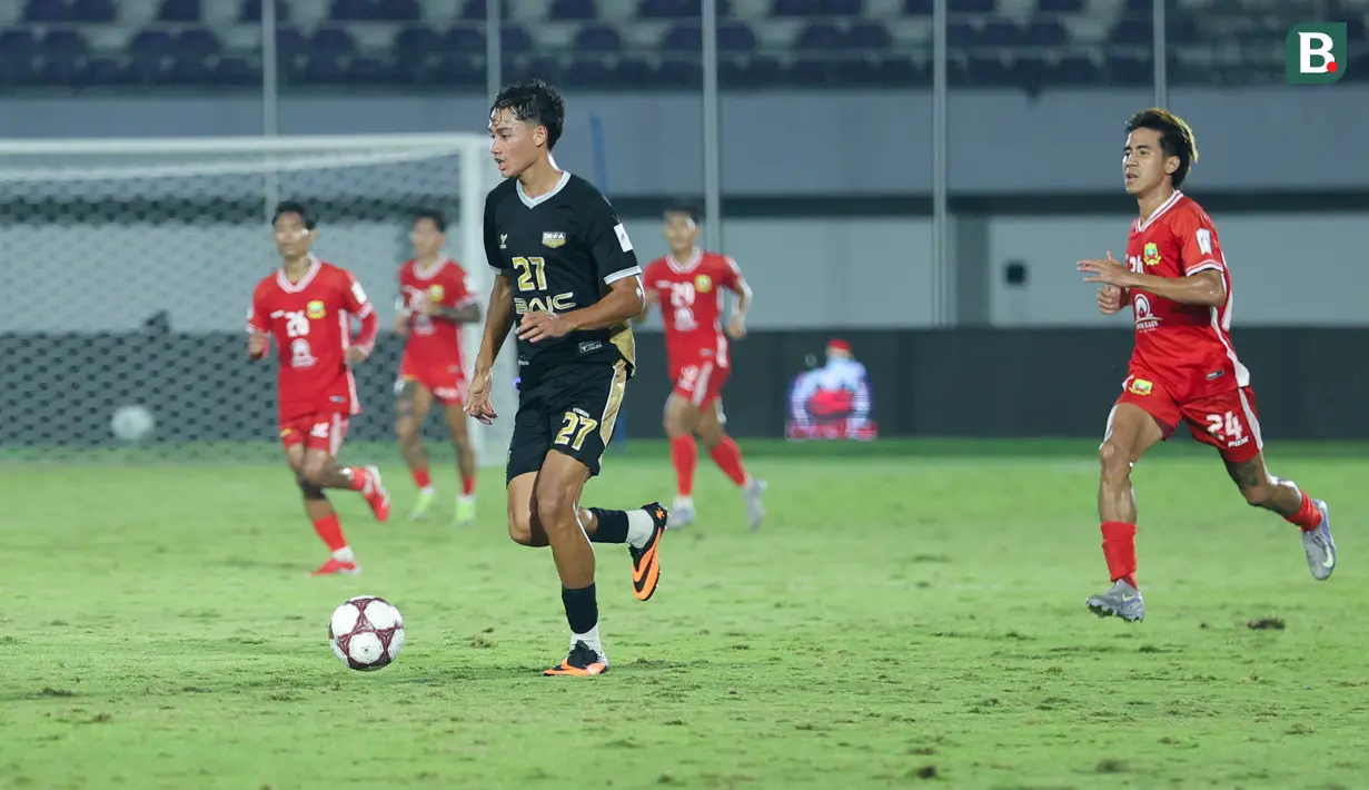 Rafael Struick akhirnya mampu membuka puasa menyarangkan bola ke gawang selama setahun. Striker Timnas Indonesia itu terakhir kali merayakan gol ketika masih berbaju Brisbane Roar. Momen itu terjadi di pentas A-League tepat 1 November tahun lalu ketika Brisbane Roar dikalahkan Sydney FC 2-3. (Bola.com/M Iqbal Ichsan)