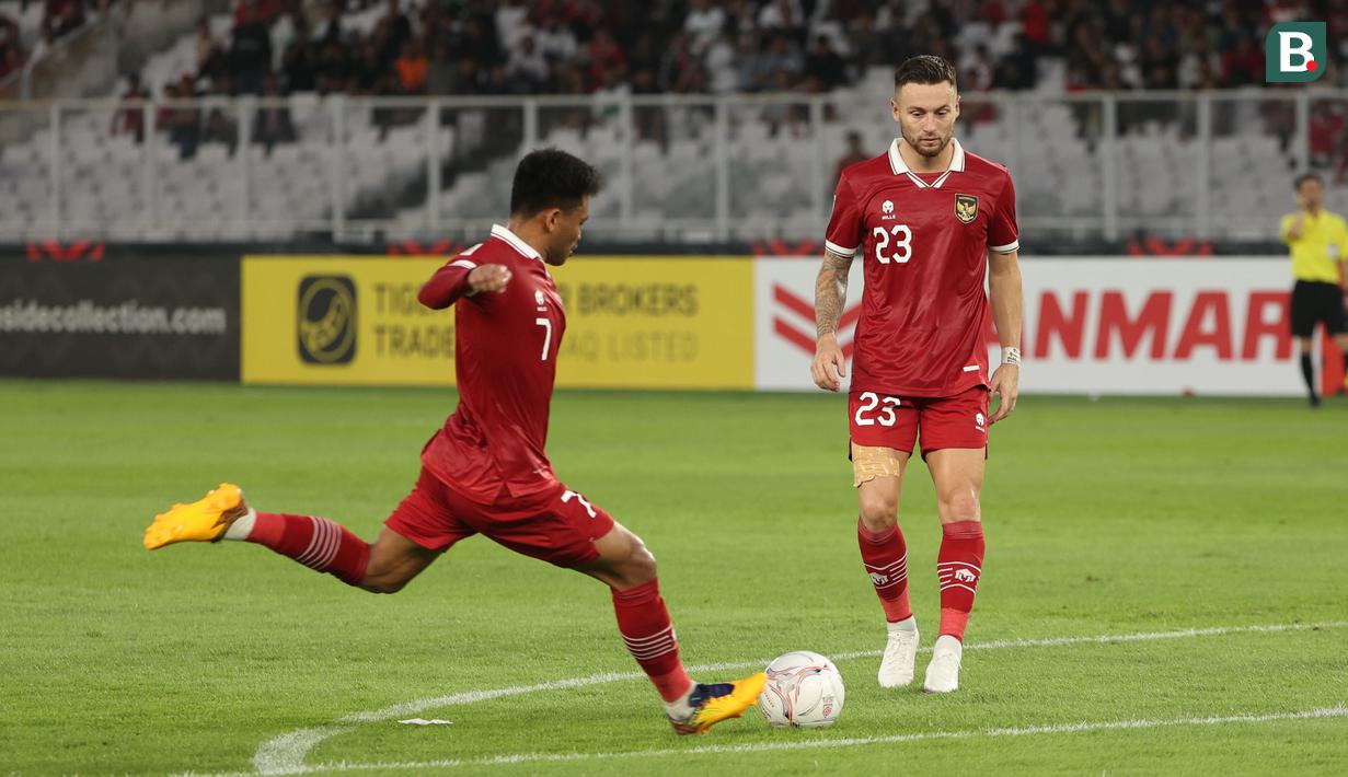 Pemain naturalisasi Timnas Indonesia, Marc Klok (kanan) saat bermain dalam laga debutnya di Piala AFF melawan Kamboja dalam laga Grup A Piala AFF 2022. Gelandang kelahiran Belanda ini sudah memberi bukti di Kualifikasi Piala Asia dan beberapa ujicoba internasional bersama Timnas Indonesia. (Bola.com/Abdul Azis)