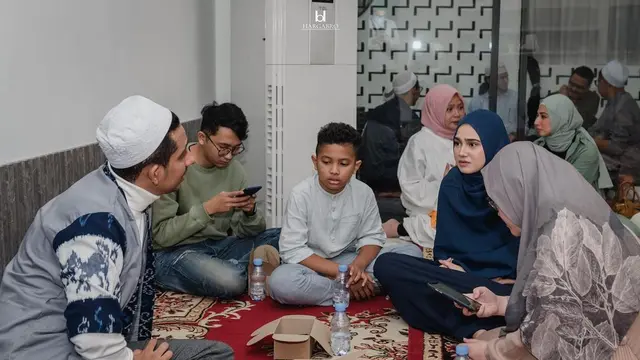 Syifa Hadju tampil memakai hijab ketika menggelar acara syukuran rumah baru (Foto: Instagram syifahadjureal/hargabro)