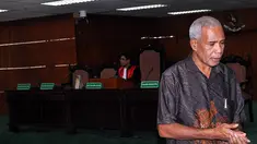  Yesaya Sombuk saat menghadiri sidang vonis dirinya di Pengadilan Tipikor, Jakarta, Senin (27/10/2014). (Liputan6.com/Miftahul Hayat)