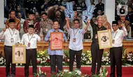 Pasangan capres-cawapres Pemilu 2024, Anies Baswedan-Muhaimin Iskandar, Prabowo Subianto-Gibran Rakabuming Raka, dan Ganjar Pranowo-Mahfud Md (kiri ke kanan) berpose usai pengundian nomor urut di halaman gedung Komisi Pemilihan Umum (KPU), Jakarta, Selasa (14/11/2023). (Liputan6.com/Faizal Fanani)