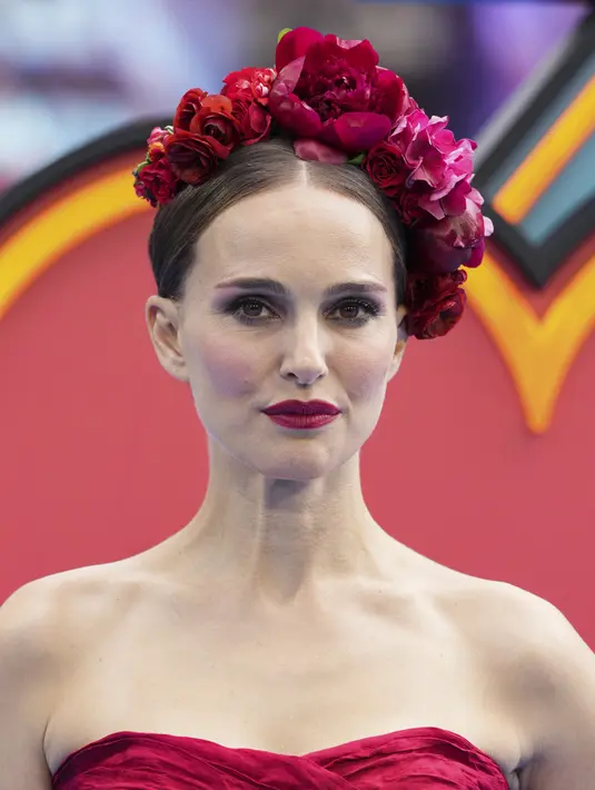 Natalie Portman berpose untuk fotografer saat tiba pada premier film Thor: Love and Thunder di London, Inggris, 5 Juli 2022. Bukan hal mengejutkan bila Dior yang mempersolek Natalie Portman mengingat dia pernah didapuk sebagai wajah Miss Dior, produk parfum rumah mode tersebut. (AP Photo/Scott Garfitt)