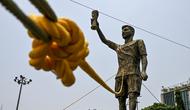 Patung Lionel Messi setinggi 21 meter yang terletak di Kolkata, wilayah Bengal Barat, India. (AFP/Dibyangshu SARKAR)