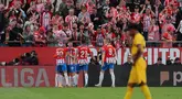 Para pemain Girona merayakan gol yang dicetak oleh Portu ke gawang Barcelona pada laga pekan ke-34 Liga SPanyol di Stadion Montilivi, Sabtu (4/2/2024). Girona menang dengan skor 4-2. (AFP/Lluis Gene)
