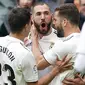 Striker Real Madrid, Karim Benzema, melakukan selebrasi usai membobol gawang Eibar pada laga La Liga di Stadion Santiago Bernabeu, Sabtu (6/4). Real Madrid menang 2-1 atas Eibar. (AP/Paul White)