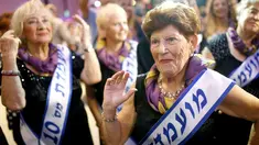 Salah satu kontestan, Carmela Ben Yehuda (89 tahun) sedang menari saat mengikuti kontes kecantikan di Kota Haifa, Israel (30/10). Kontes tahunan ini digelar untuk menghormati mereka yang selamat dari genosida Holocaust. (Reuters/Amir Cohen)