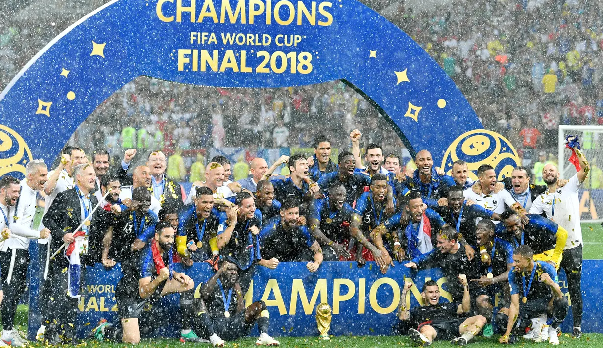 Timnas Prancis merayakan gelar juara Piala Dunia 2018 setelah mengalahkan Kroasia pada  laga final di Luzhniki Stadium, Minggu (15/7). Prancis berhasil menjadi juara setelah membekuk Kroasia dengan skor akhir 4-2. (AP Photo/ Martin Meissner)