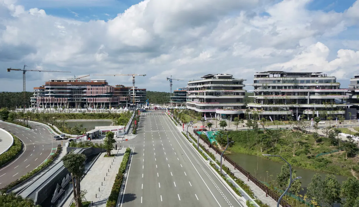 Menteri Kuangan Sri Mulyani Indrawati mengatakan, anggaran proyek IKN hanya Rp 6,3 triliun pada tahun 2026, nilainya turun dari anggaran tahun ini sebesar Rp 12,5 triliun. Tampak foto udara yang diambil pada 15 Agustus 2025 ini menunjukkan gedung-gedung kementerian pemerintah yang sedang dibangun di Ibu Kota Nusantara (IKN), ibu kota baru Indonesia yang direncanakan, di Kalimantan Timur. (Foto oleh AFP)