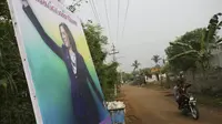 Spanduk bergambarkan Kamala Harris di Desa Thulasendrapuram, India. (AP/Aijaz Rahi)