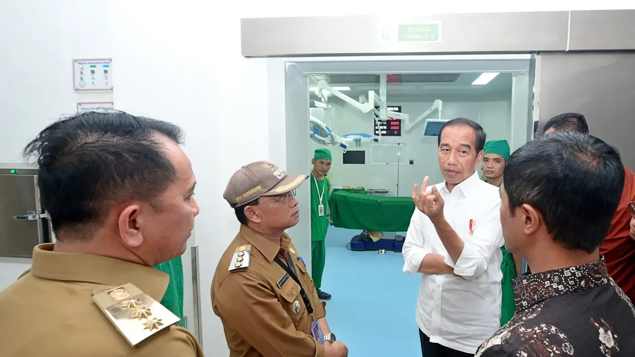Presiden Jokowi cek RSUD Rupit bersama Wamenkes Dante. (Foto: BPMI Setpres/Muchlis Jr)