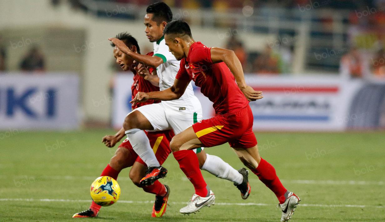 Penyerang Timnas Indonesia, Andik Vermansah, berusaha melewati pemain Vietnam pada laga semifinal Piala AFF di Stadion My Dinh, Hanoi, Kamis (7/12/2016). Indonesia lolos dengan agregat 4-3. (Bola.com/Peksi Cahyo)