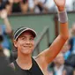 Petenis Spanyol Garbine Muguruza tersenyum usai pertandingan melawan petenis Rusia, Maria Sharapova di perempat final turnamen tenis Prancis Terbuka di stadion Roland Garros,  Prancis (6/6). Garbine menang 6-2, 6-1. (AP Photo/Christophe Ena)