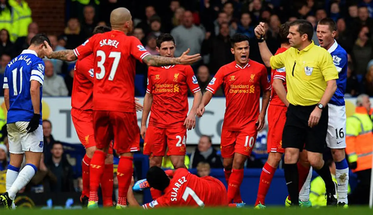Luis Suarez terbaring setelah dilanggar pemain Everton pada pertandingan sepak bola Liga Inggris antara Everton melawan Liverpool di Goodison Park, Liverpool, Sabtu (23/11/2013). (AFP/Paul Ellis).
